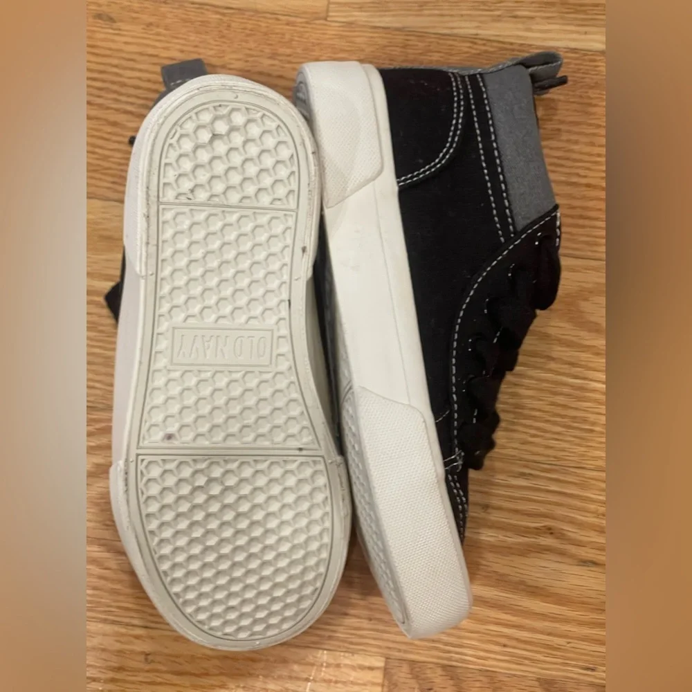 NWOT Old Navy Kids Black and White‎ Sneakers Youth 13